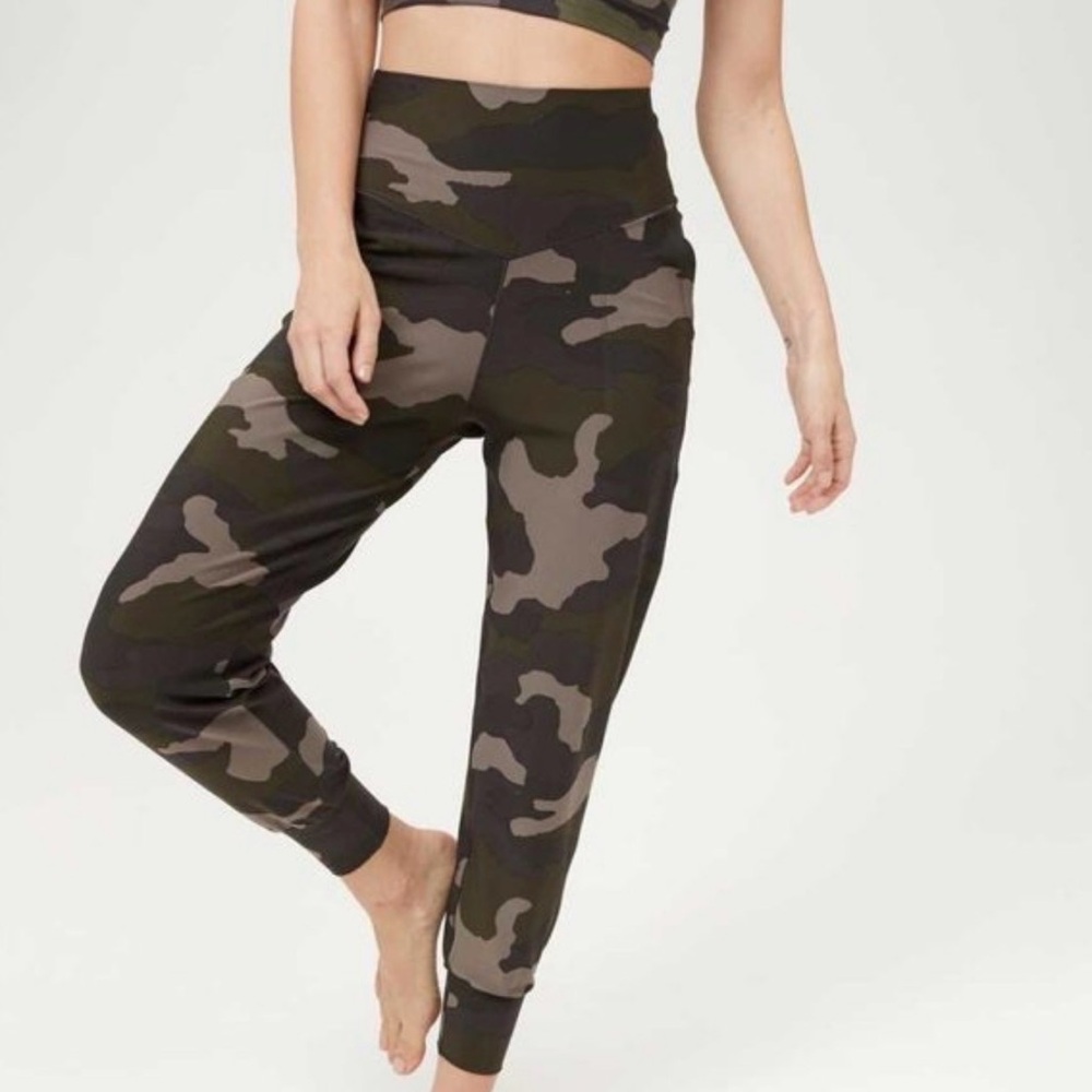 American Eagle aerie Offline Real Me Camo Joggers leggings small